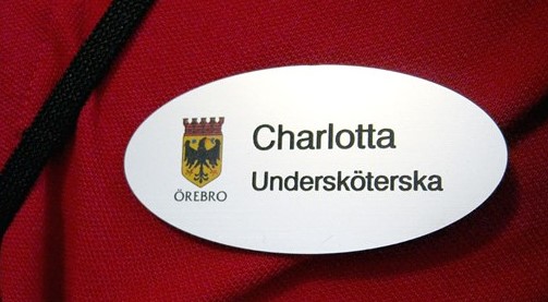 Detta är en professionell namnskylt på en pikétröja